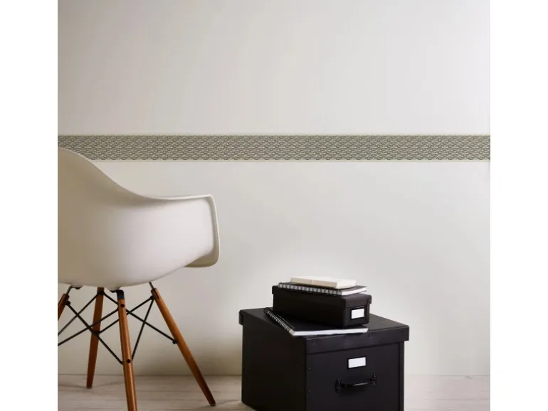 Bricoflor Selbstklebende Tapetenbordüre mit Ornament Neobarock Bordüre für Wohnzimmer und Schlafzimmer Vlies Bordüre in Weiß und Silber
