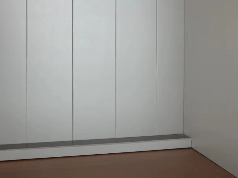 ebuy24 Luzerna Vitrinenschrank mit 3+2 Türen und 3 Schubladen Grau Braun