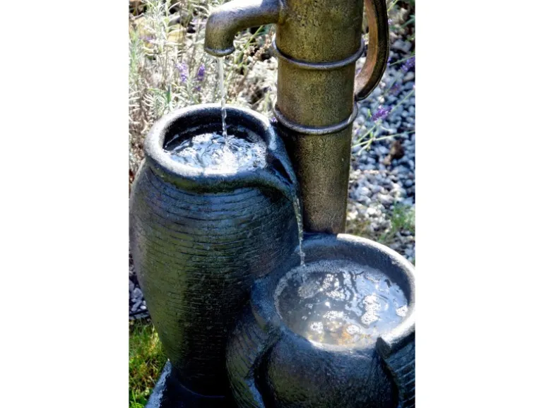 Großer Design-Gartenbrunnen mit Handpumpe 47,5 cm x 38,5 cm x 84 cm