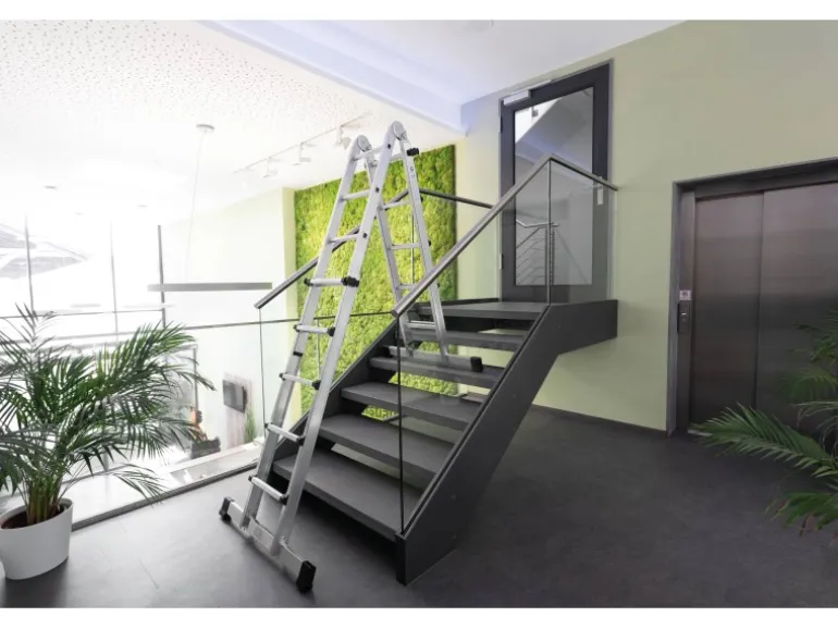 PROREGAL Teleskopleiter 4-Teilig mit Traverse 4 x 4 Sprossen